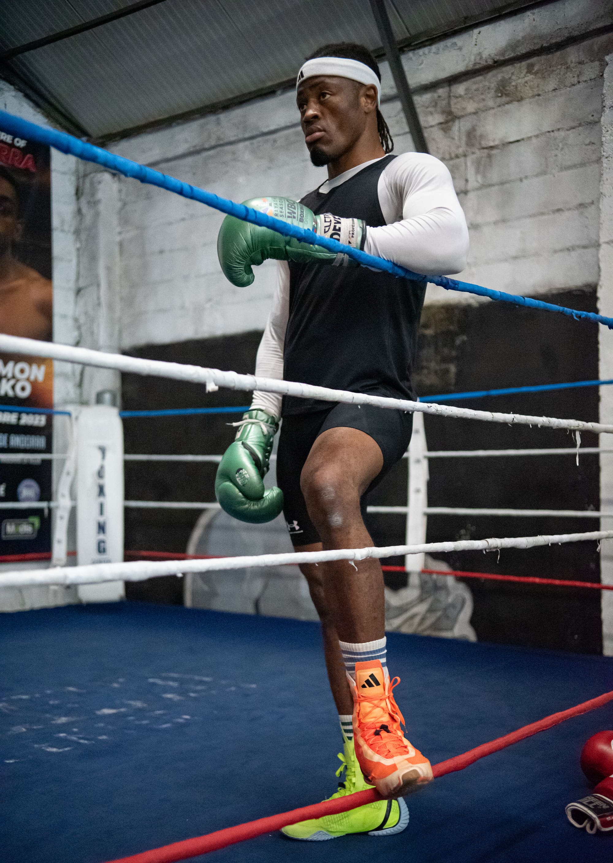 Un boxeur travaille ses déplacements dans le ring, appui sur la jambe arrière.
